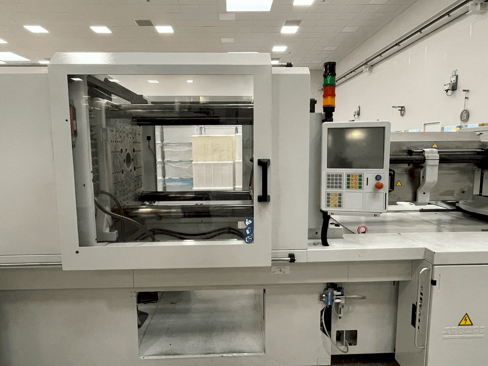 Čelní pohled  na Arburg Allrounder 570 H 2000-1300  stroj