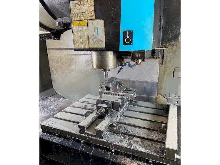 Čelní pohled  na Hurco VMX42i  stroj