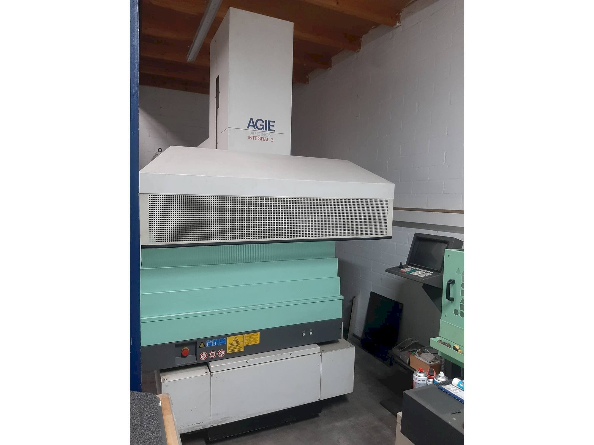 Čelní pohled  na AGIE Agietron Integral 3  stroj