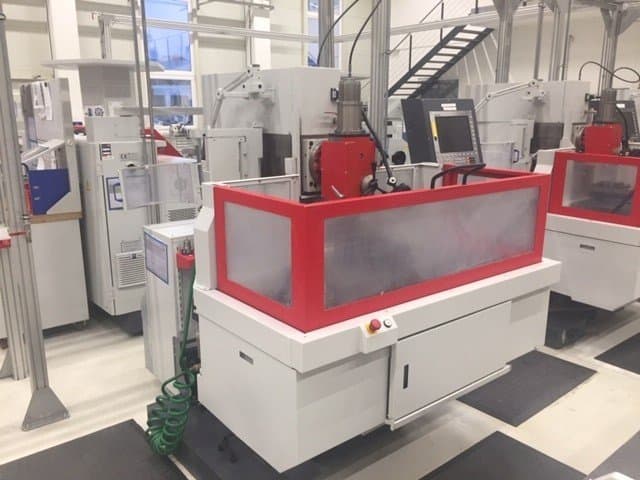 Čelní pohled  na EMCO Emcomat FB-450 MC  stroj