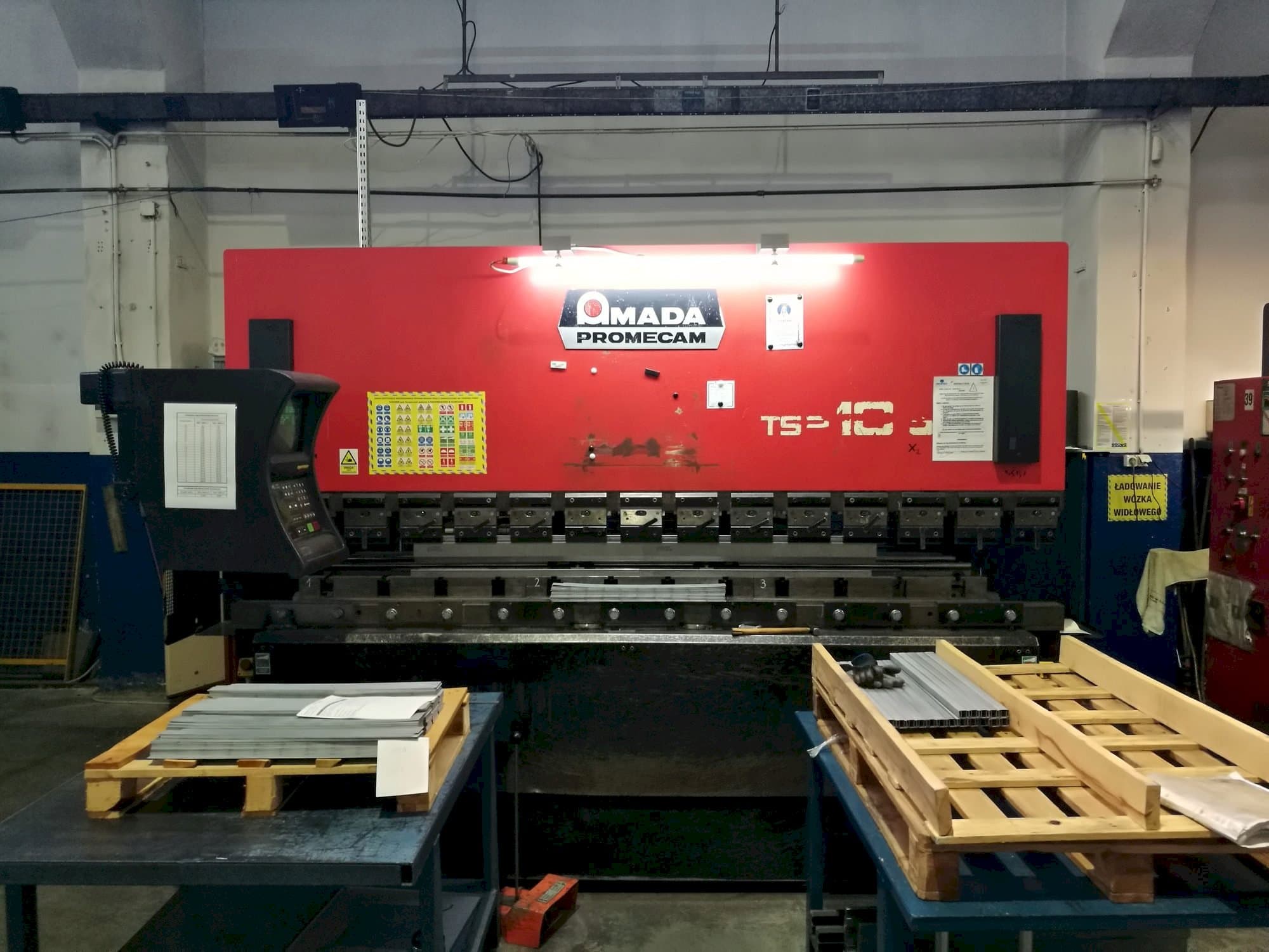 Čelní pohled  na AMADA ITS2  stroj