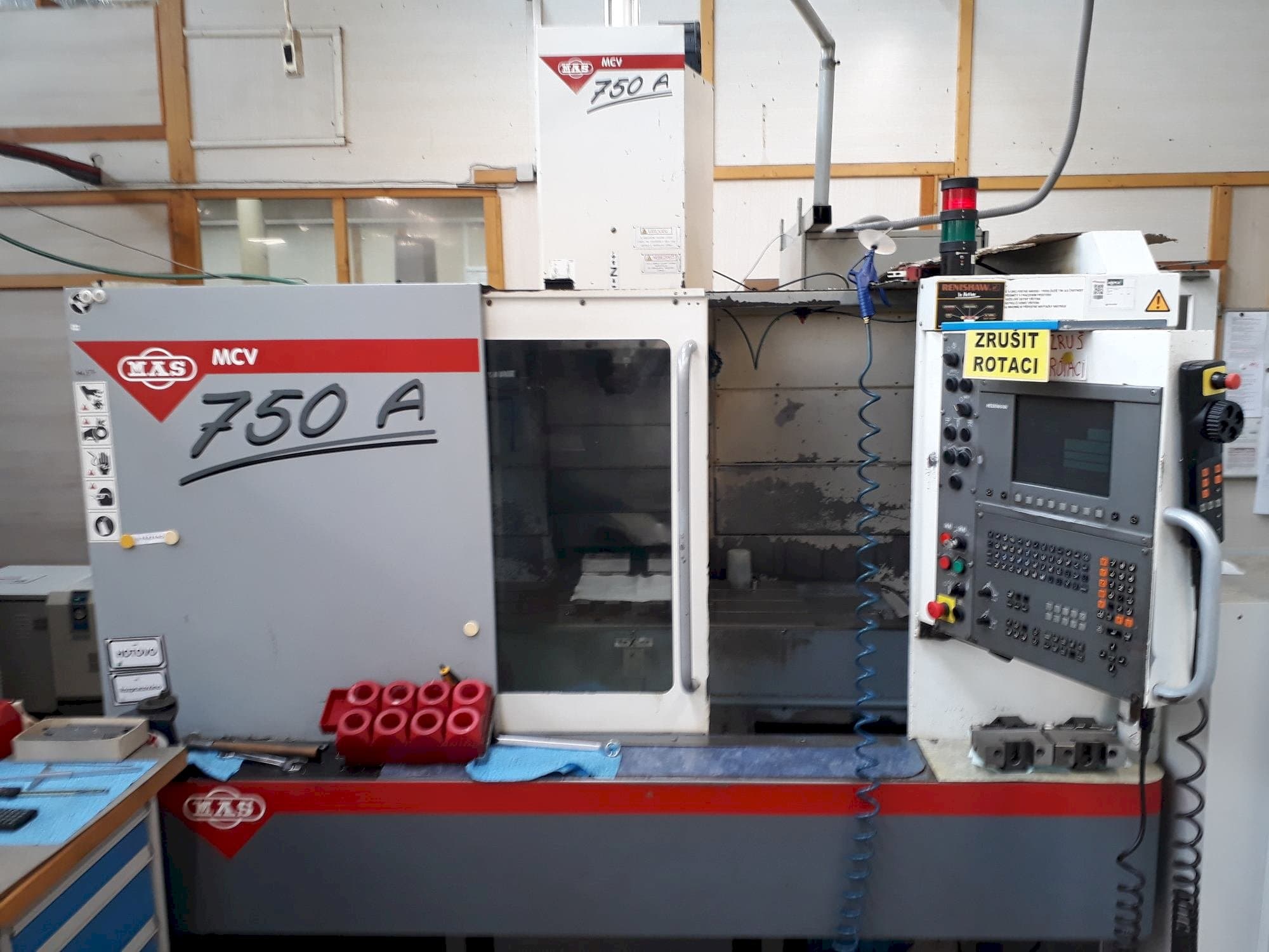 Čelní pohled  na KOVOSVIT MAS MCV 750A  stroj