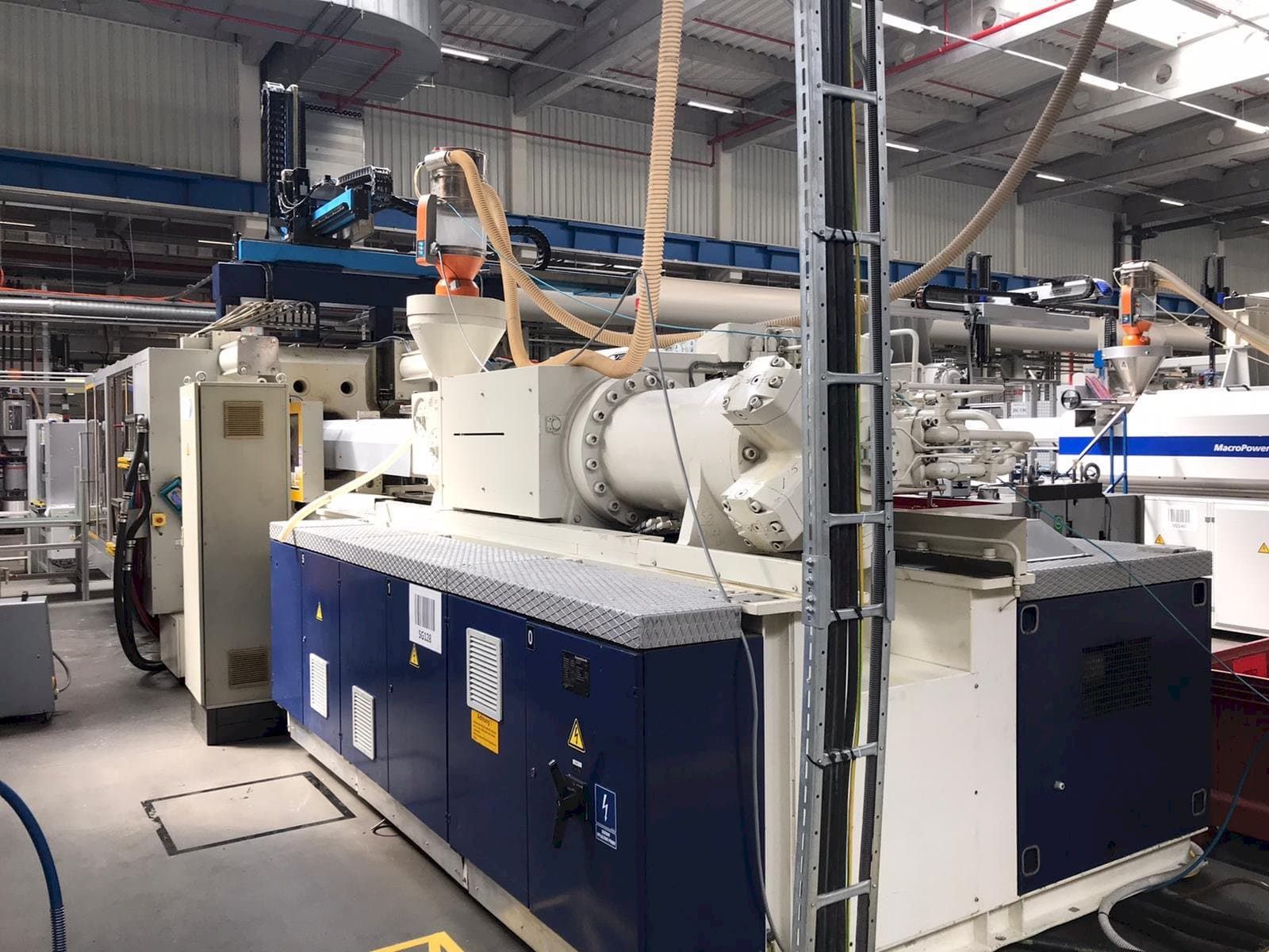 Čelní pohled  na Krauss Maffei 800-8000 MC  stroj