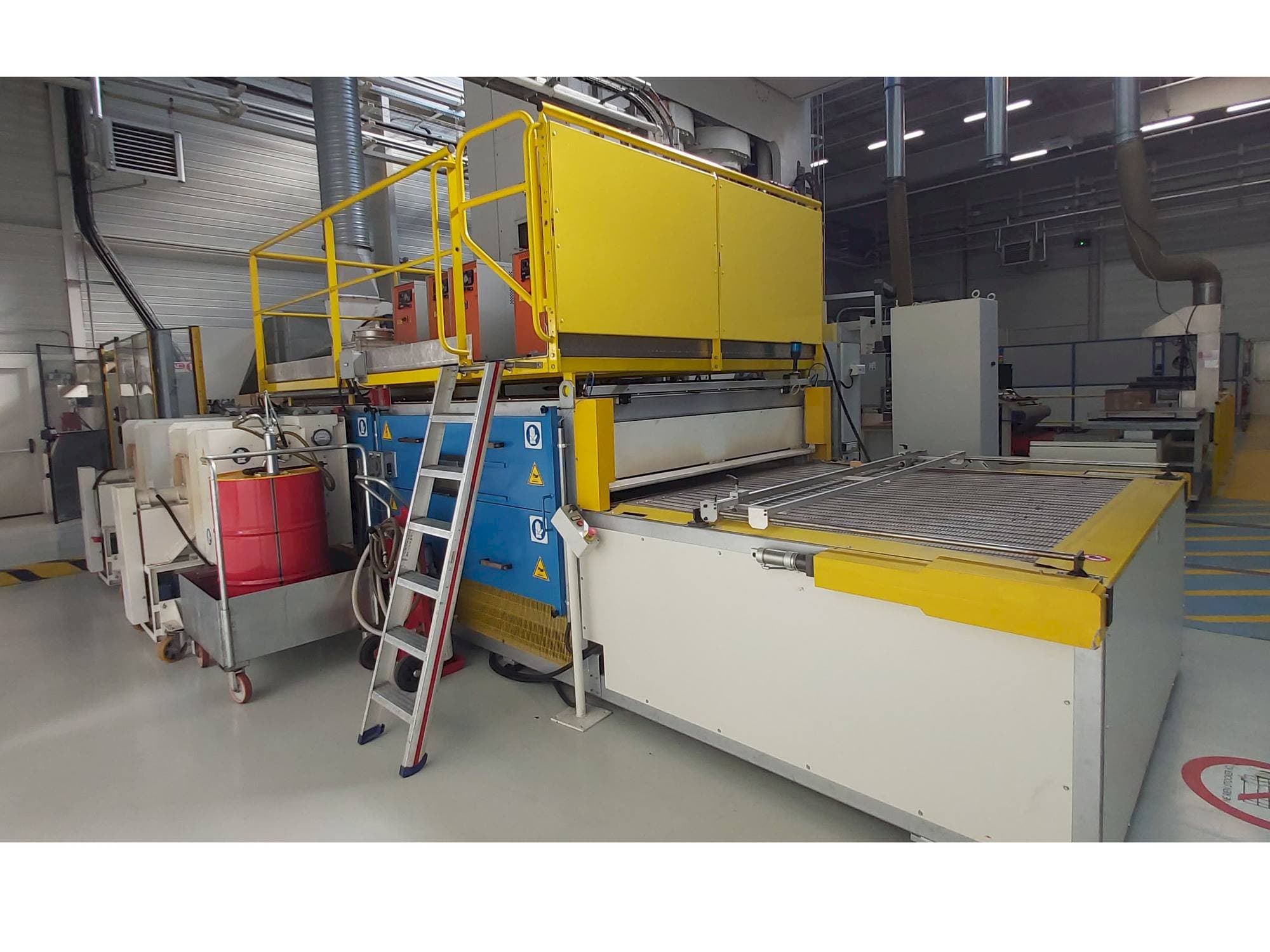 Čelní pohled  na CANNON PRE PREG OVEN  stroj