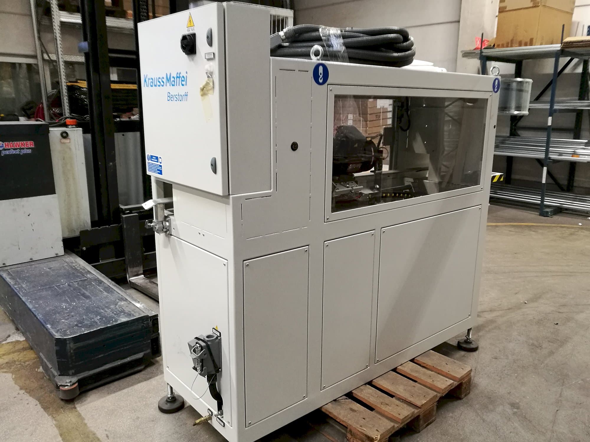 Levý pohled  na Krauss Maffei TL 63 stroj