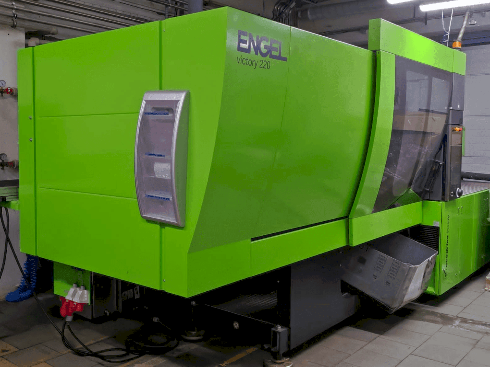 Čelní pohled  na Engel VC 1060/220 SPEX  stroj