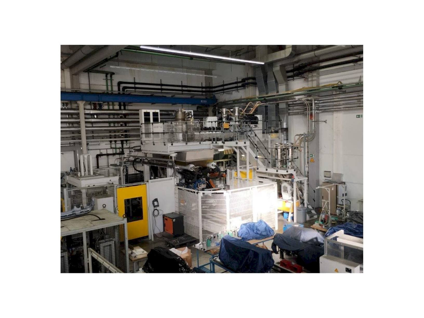 Čelní pohled  na EXTRAPLAST 140to  stroj