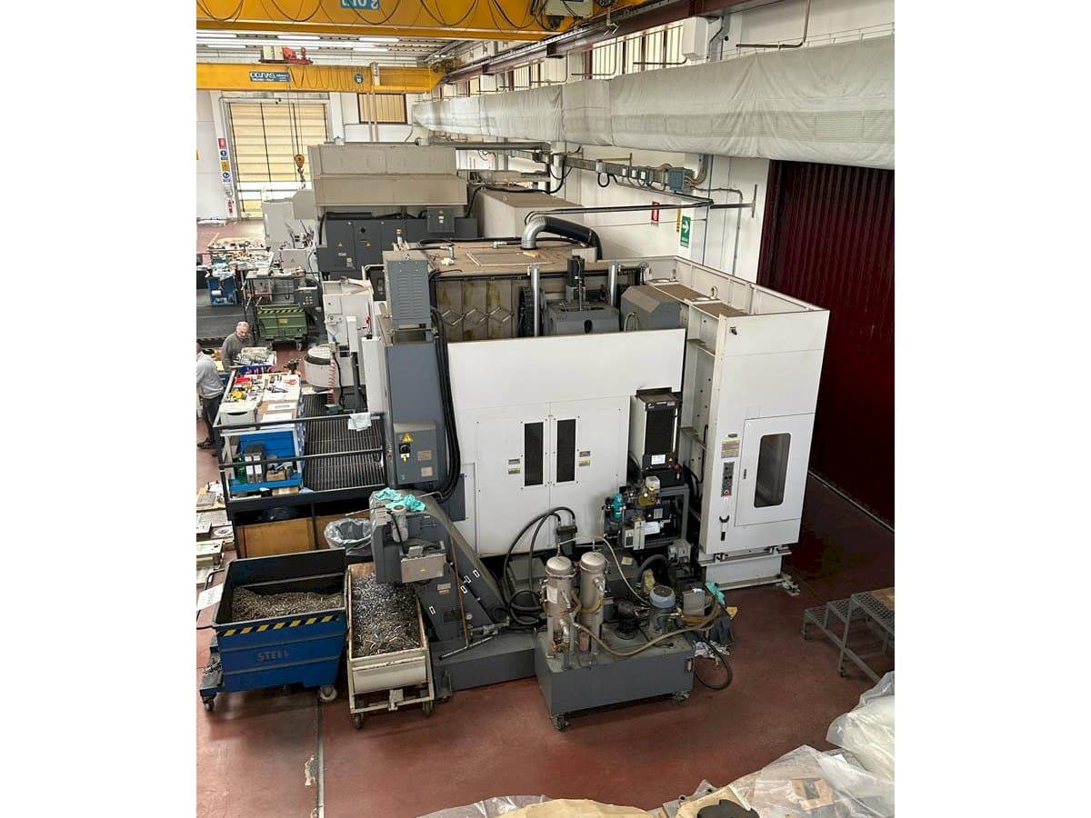 Čelní pohled  na Okuma MILLAC 800VH  stroj