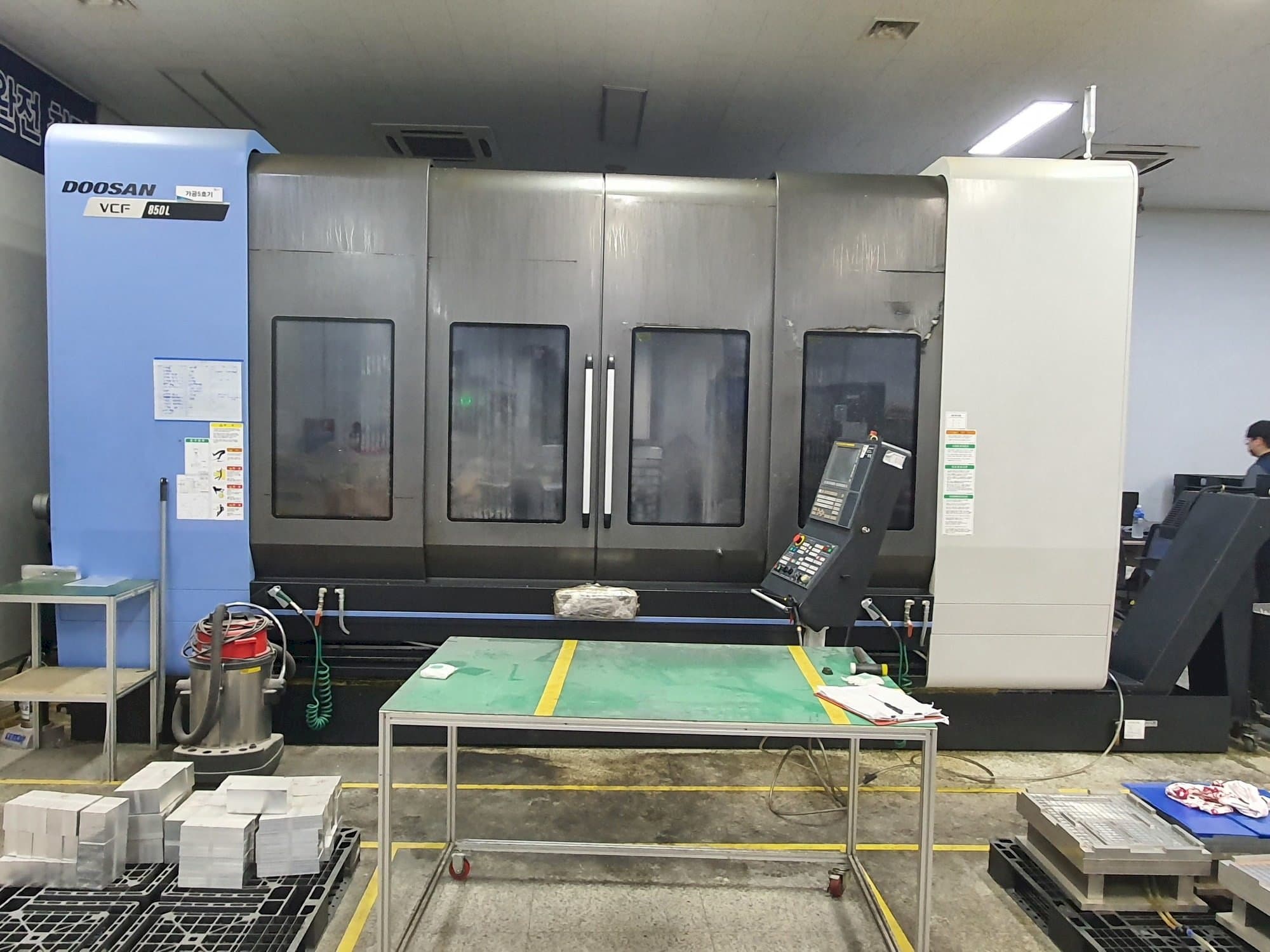 Čelní pohled  na Doosan VCF850L  stroj