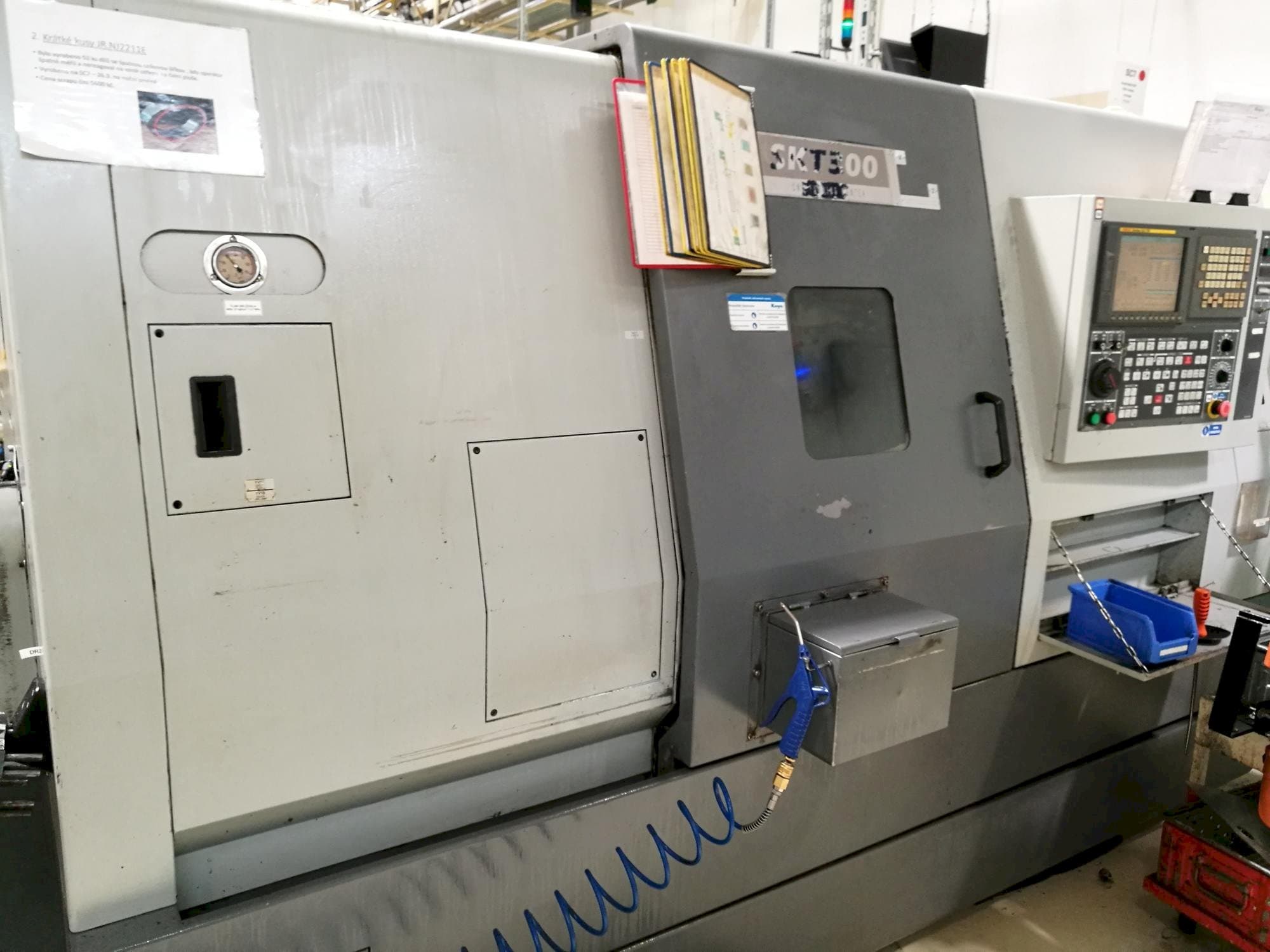 Čelní pohled  na Hyundai Kia SKT 300  stroj