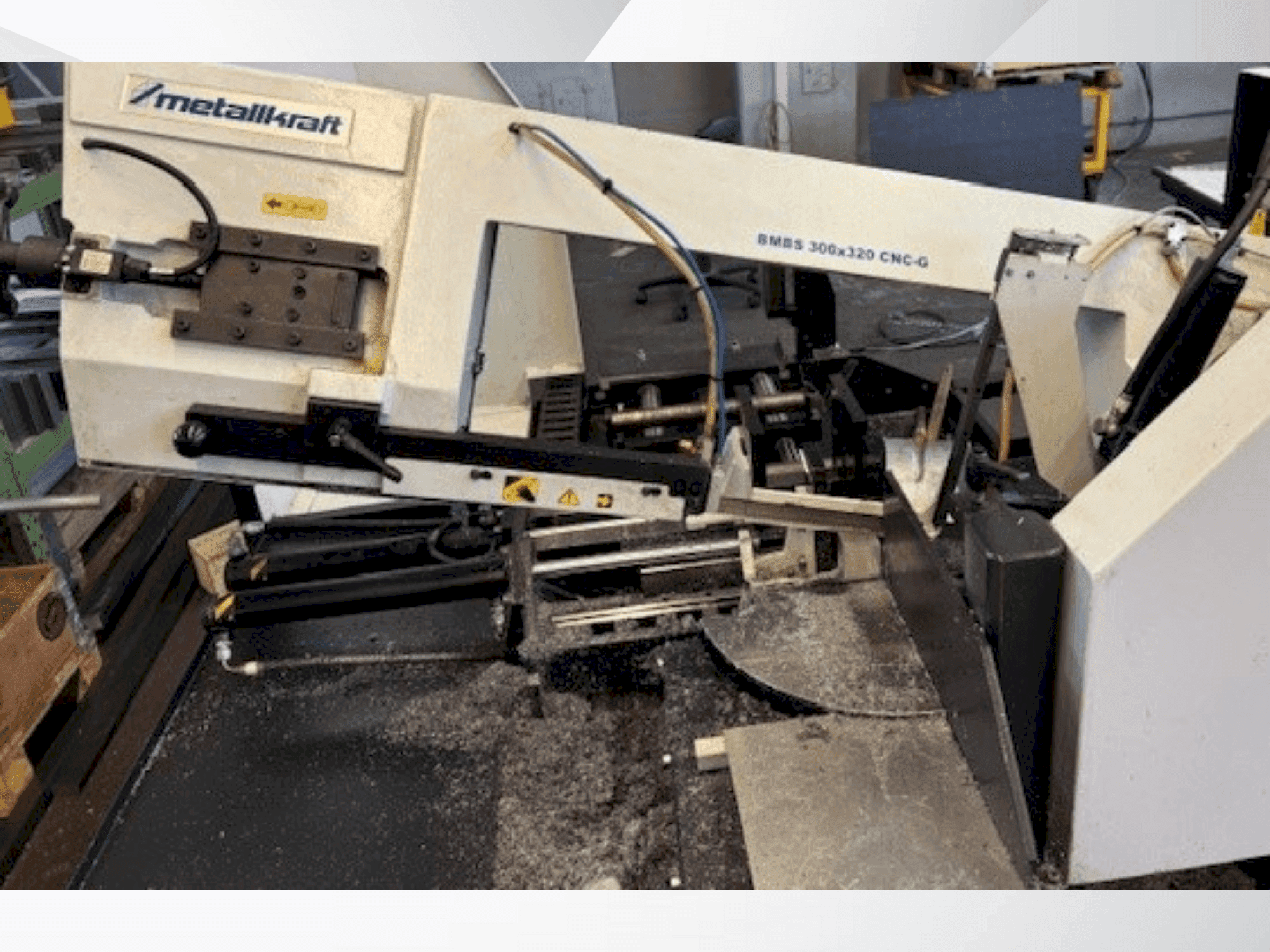 Čelní pohled  na Metallkraft  BMBS 300X320  stroj