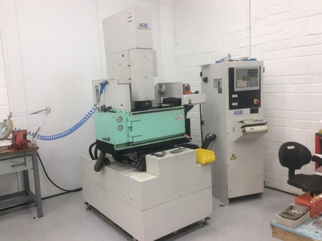 Čelní pohled  na AGIE Mondo 20 Star  stroj