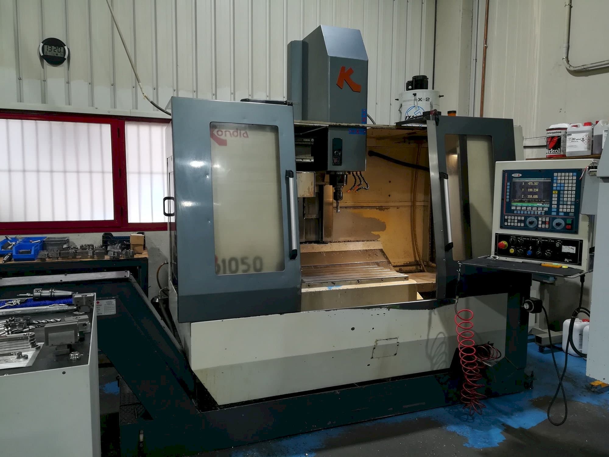 Čelní pohled  na KONDIA B1050  stroj