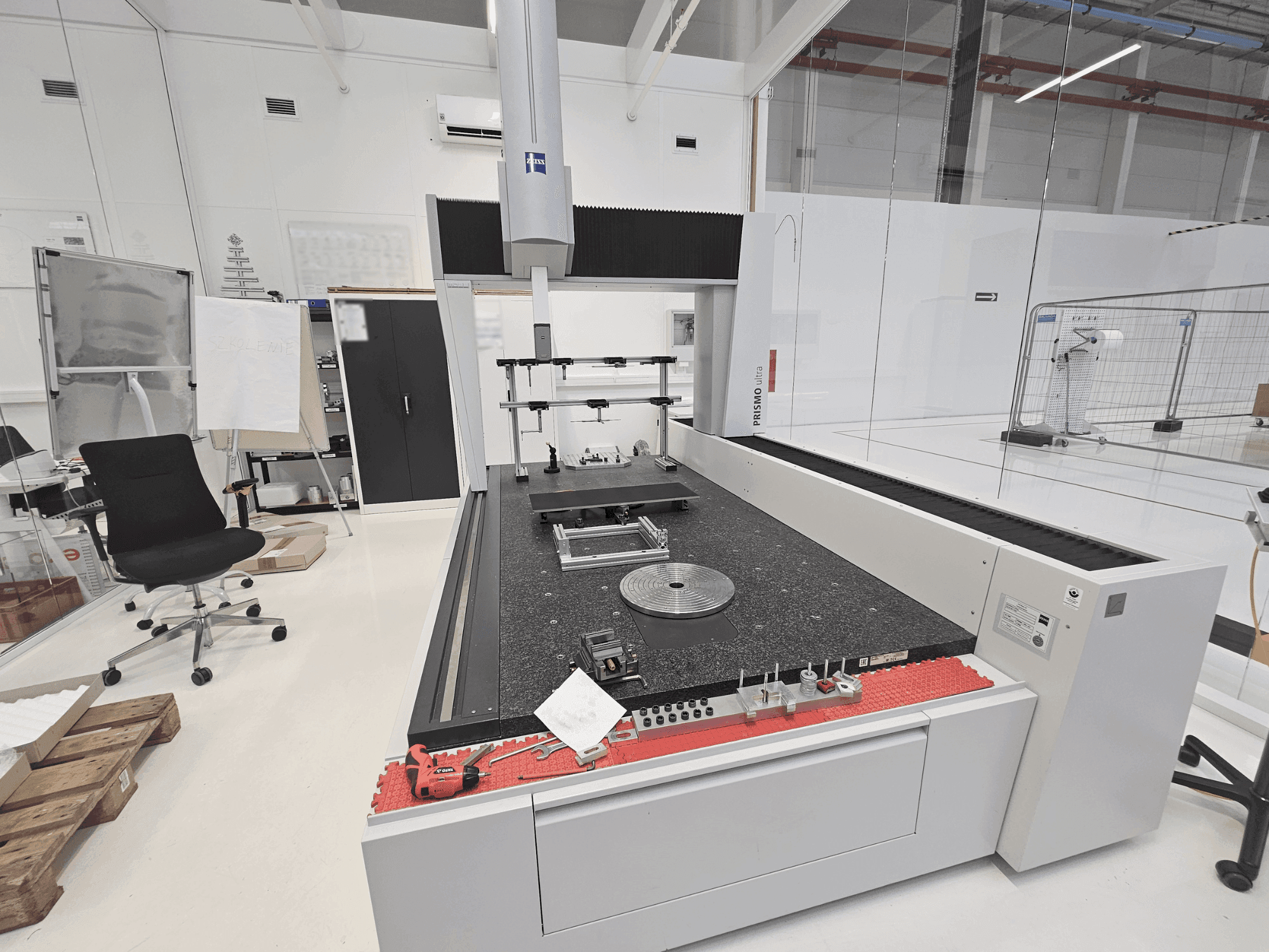 Čelní pohled  na ZEISS PRISMO 12/24/10 ultra  stroj