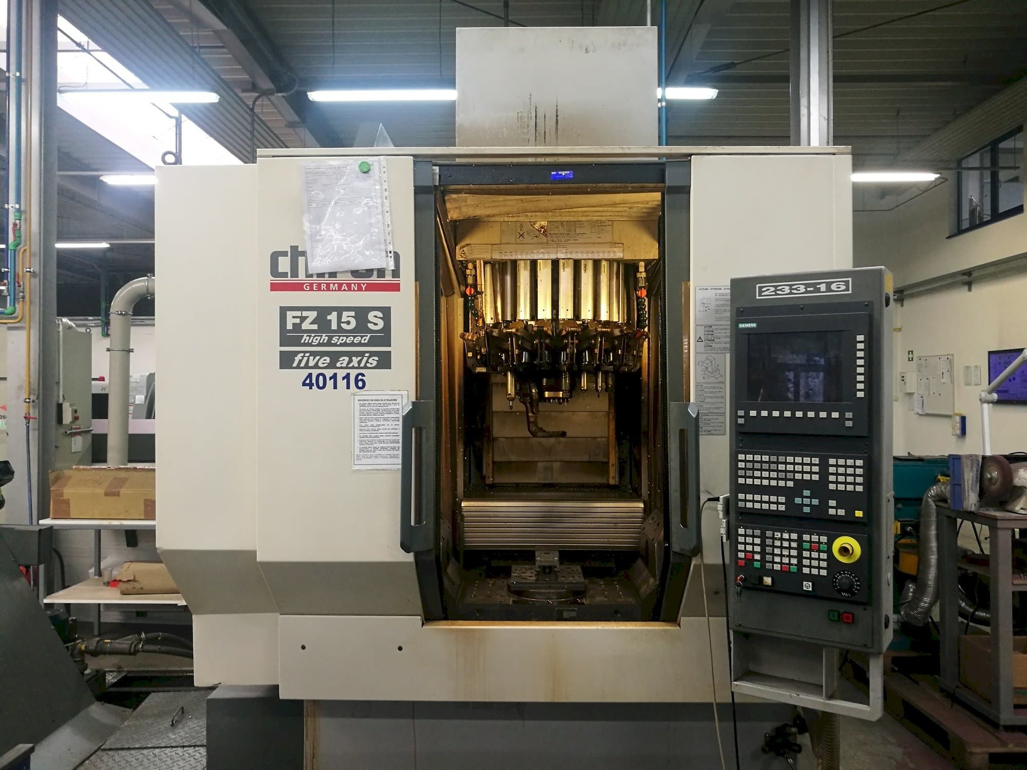 Čelní pohled  na CHIRON FZ15S  stroj