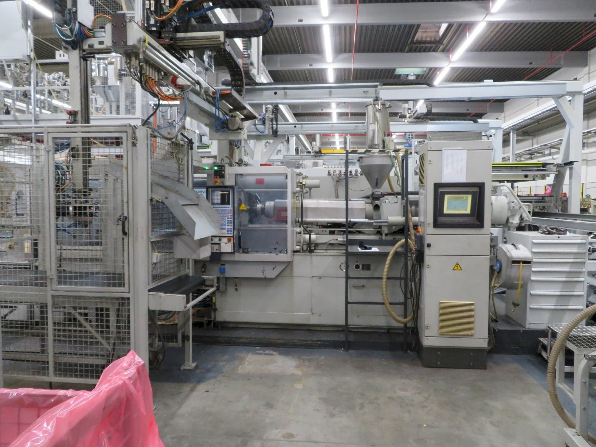 Čelní pohled  na Krauss Maffei 200-1400 C2  stroj