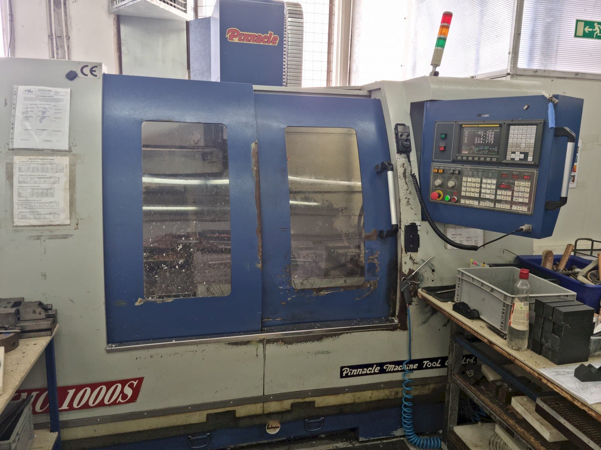 Čelní pohled  na Pinnacle VMC1000S  stroj