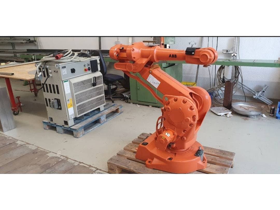 Čelní pohled  na ABB IRB 2400 M2000  stroj