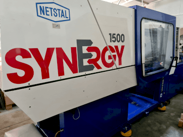 Čelní pohled  na Netstal SYNERGY 1500-600  stroj