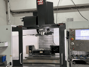 Čelní pohled  na HAAS VF-5/40TR  stroj