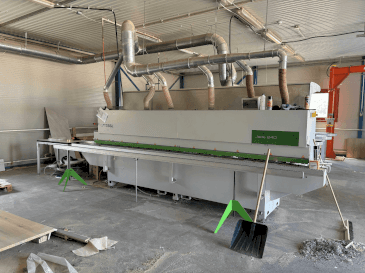 Čelní pohled  na BIESSE Jade 240  stroj