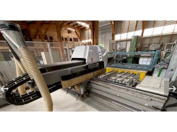 Čelní pohled  na BIESSE Rover 321 R  stroj