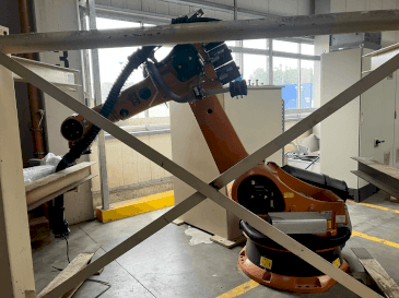 Čelní pohled  na KUKA KR-240-2  stroj