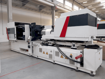 Čelní pohled  na Milacron Elektron Evo 350  stroj