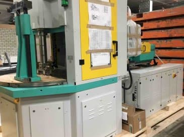 Čelní pohled  na Arburg ALLROUNDER 1200 t 1000 - 400  stroj
