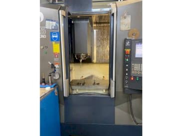 Čelní pohled  na Makino F5  stroj