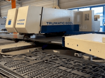 Čelní pohled  na TRUMPF Trumatic 600L  stroj