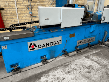 Čelní pohled  na DANOBAT RP-2500-NC  stroj