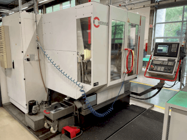 Čelní pohled  na HERMLE C800V  stroj