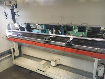 Pracovní prostor  na ERMAKSAN CNC HAP 3100x80 stroje