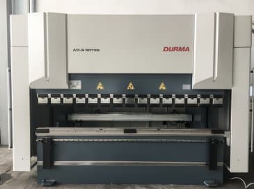 Čelní pohled  na Durma AD-S 30135 stroj