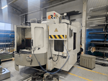 Čelní pohled  na Victor Vcenter 70 - APC  stroj