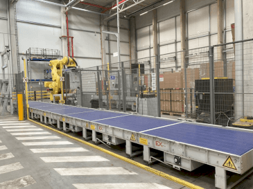 Čelní pohled  na FANUC M-2000iA/1700L  stroj
