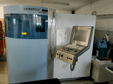 Čelní pohled  na DMG SAUER LASERTEC 40  (2008)  stroj