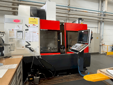 Čelní pohled  na MAS MCV 1270 Power  stroj