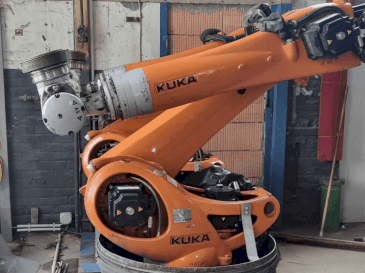 Čelní pohled  na KUKA KR 90 R3100 extra C-F-HP  stroj