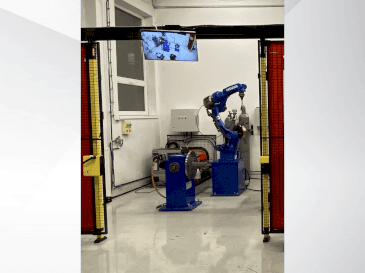 Čelní pohled  na Yaskawa Motoman AR1440  stroj