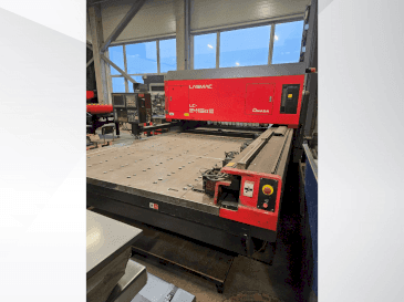 Čelní pohled  na AMADA LC 2415 A3  stroj