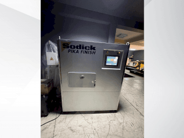 Čelní pohled  na Sodick Picka PF-32A  stroj