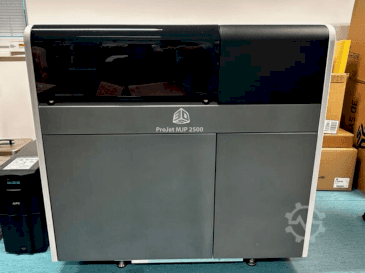 Čelní pohled  na 3DSYSTEMS projet 2500 plus  stroj