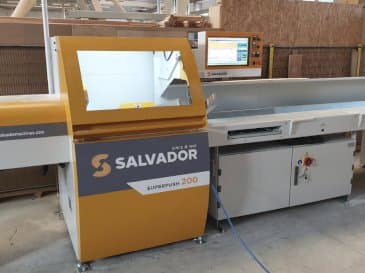 Čelní pohled  na SALVADOR Superpush 200  stroj