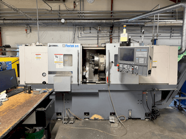 Čelní pohled  na Okuma Genos L300E-M with FMB Turbo 8-80  stroj