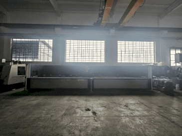 Čelní pohled  na Emmegi COMET X6  stroj