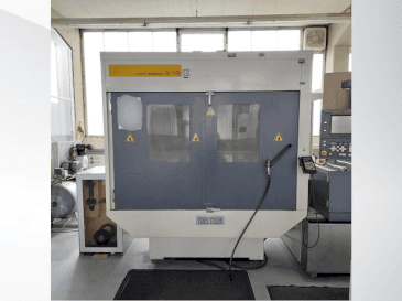 Čelní pohled  na FANUC Robocut Alpha 1C  stroj