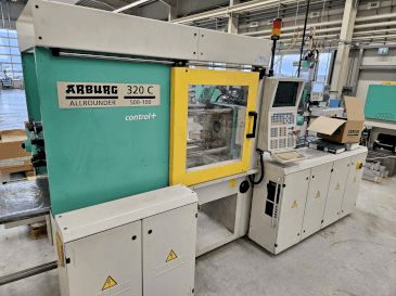 Čelní pohled  na Arburg 320 C 500-100 + Multilift H with B-Axis  stroj