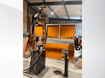 Čelní pohled  na KUKA KR8 R2100-2 arc HW  stroj